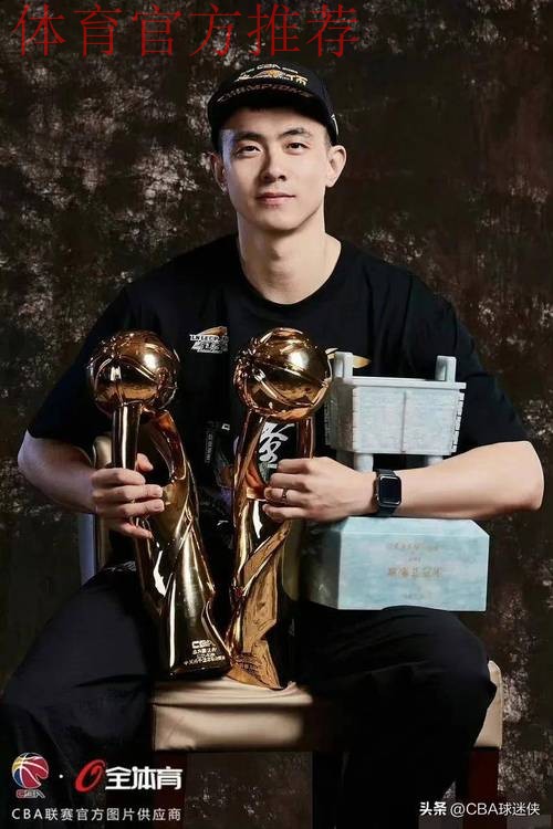 期待早日回归！赵继伟赛后与前队友桑普森拥抱致意